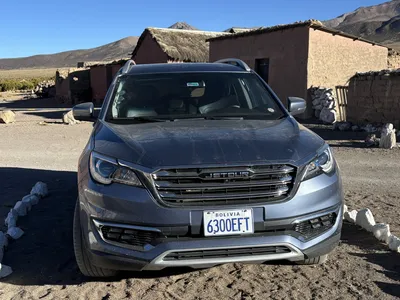 Front view of the Jetour SUV with Bolivian plate 6300-EFT