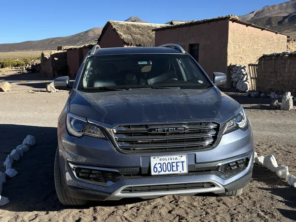 Front view of the Jetour SUV with Bolivian plate 6300-EFT