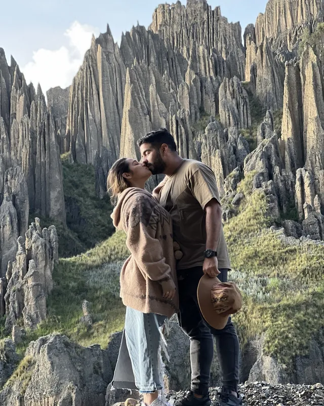 A Fat Cat guide with two travelers among the spires of Valle de las Ánimas