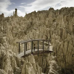The wooden bridge over the pinnacles of Valle de la Luna