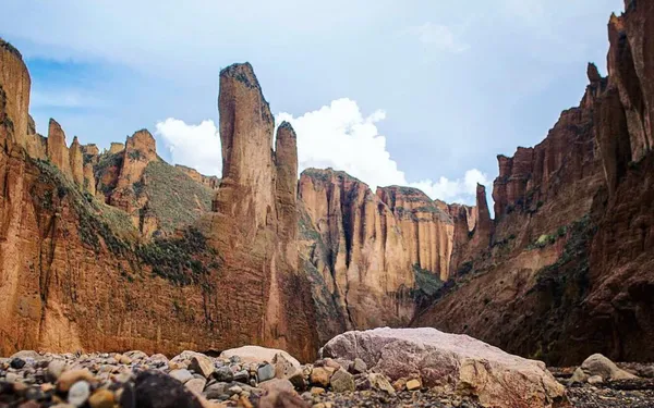 Palca Canyon: red rock walls above the riverbed