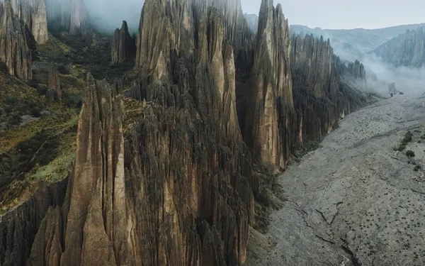 Valle de las Ánimas from above, the riverbed between the spires