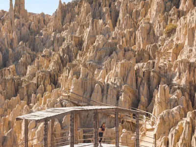 Valle de la Luna: the boardwalk bridge between clay formations