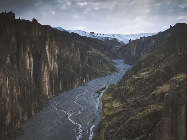 The riverbed winding between the spires